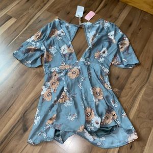 Love Culture Boutique Floral romper, new with tags never worn size M